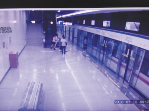  昆明一女子撕门上地铁 逼停2号线