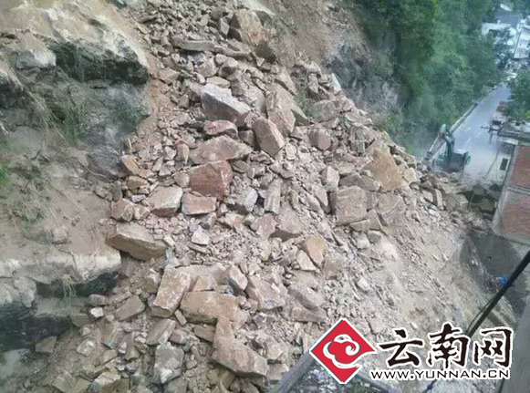  云南昭通盐津突发山体崩塌 中断道路预计3天抢通