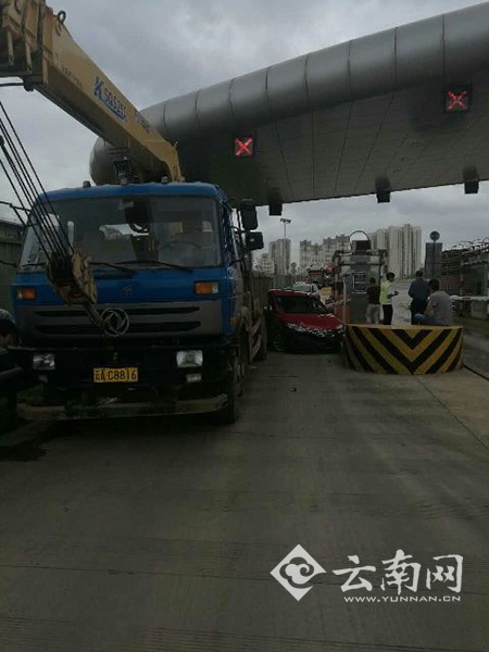  昆明重型吊车收费站撞轿车 “带病”上路酿苦果