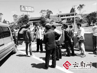  昆楚高速严查超员黑车 核载6人塞进20人