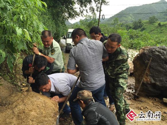  云南怒江州片马站雨天巡逻遇坍方 紧急排障保畅通