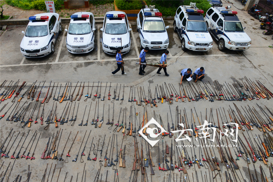 云南峨山村民自设“兵工厂”私造枪支 查缉现场让警方惊诧