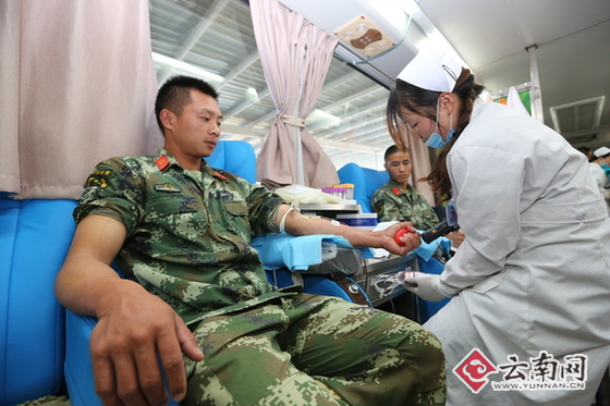  武警昆明市支队160名官兵无偿献血近5万毫升
