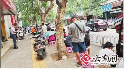  昆明安康路每天排数十米长队 换身份证人数是去年同期五六倍
