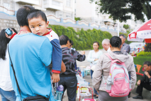  5天过去 昆明安宁二幼门口家长仍在昼夜排队