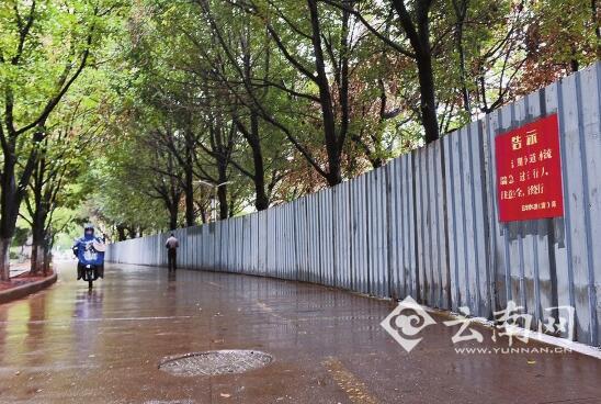  昆明江滨西路 “铁幕阵”逼走摊贩 市民仍然“很受伤”