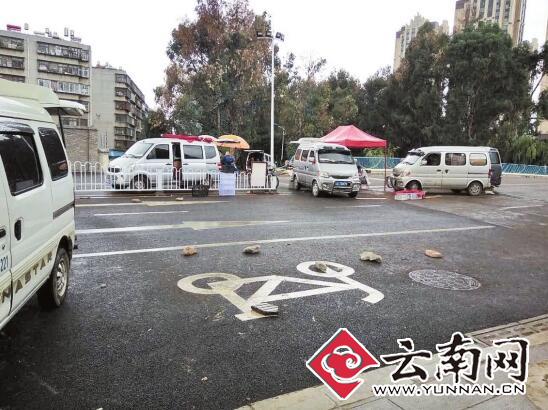 昆明宏德路修好通行又“断头”行路难，难在路边总摆摊