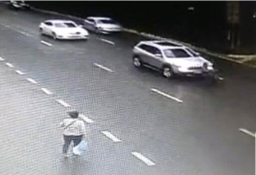  有本事你演全套呀！昆明“碰瓷”男被抬上救护车 半路跑了