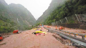  大暴雨又把水麻高速变河流