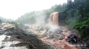  大暴雨又把水麻高速变河流