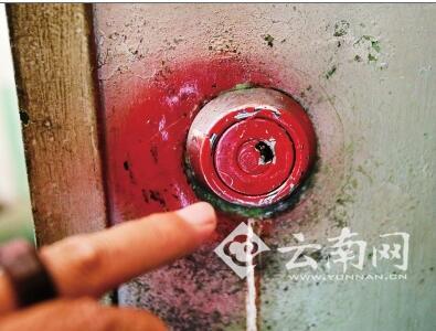  昆明83岁老人半夜三更接催债电话 大门被漆上“还钱”
