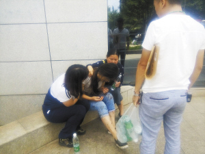  旅游大巴撞货车 巧家亲友团一老一小受重伤