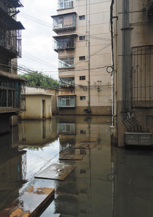  昆明一小区雨天淹晴天臭 几百户居民很心烦