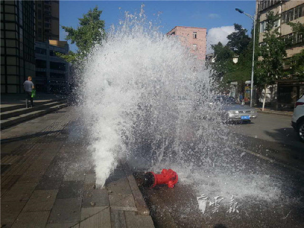 昆明市新闻路一消防栓被撞断 水白白流了1个小