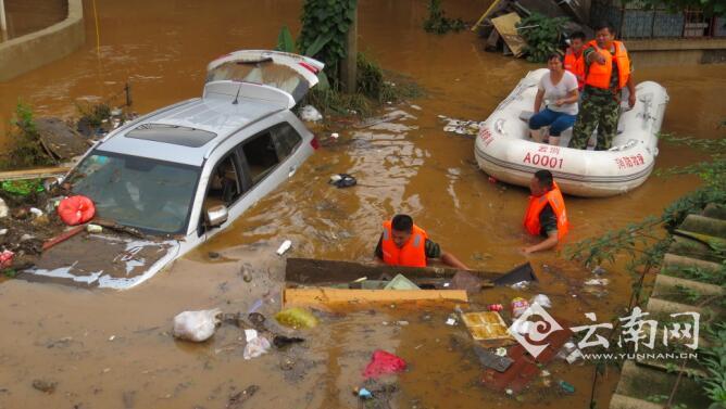  暴雨突袭致昆明一小区被淹 消防划艇搜救转移88人