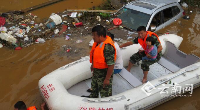  暴雨突袭致昆明一小区被淹 消防划艇搜救转移88人