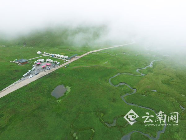 【航拍】白云绿地交织的梦境 用镜头捕捉会泽大海草山的美丽瞬间