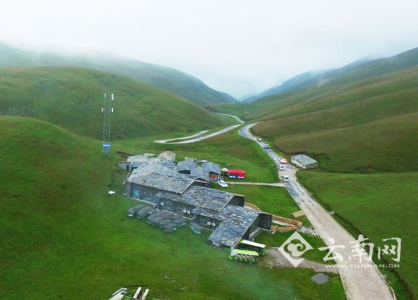 【航拍】白云绿地交织的梦境 用镜头捕捉会泽大海草山的美丽瞬间