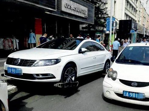 大众车套上比亚迪车牌 当场查扣-新华网云南