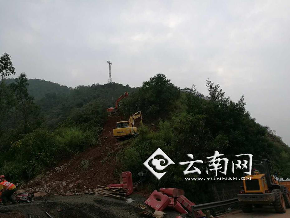 昆楚高速突发山体滑坡致交通中断 预计处置时间需48个小时