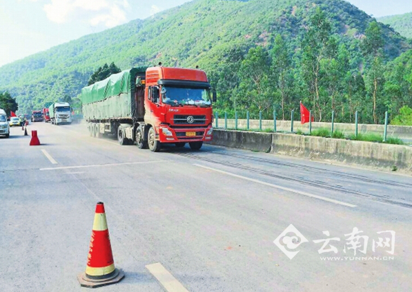 昆楚高速塌方路段昨日抢通 交警提示过往车辆减速慢行