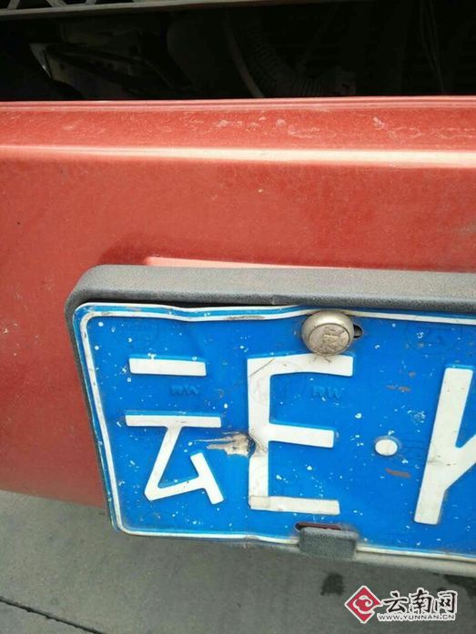  “聪明”老司机贴白胶布云F变云E 殊不知变造号牌竟为报废车辆号牌