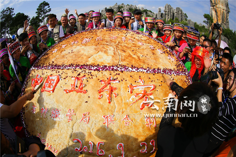 400公斤重鲜花饼亮相云南石林 为新人伉俪送祝福