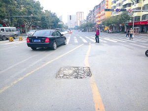  西昌路和人民西路交叉口道路中间有个坑 车辆密集难避让