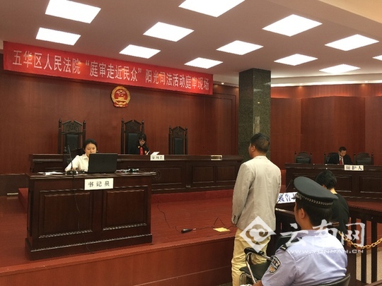 昆明两乘客“碰瓷”电动车主 被审称“上有老下有小”
