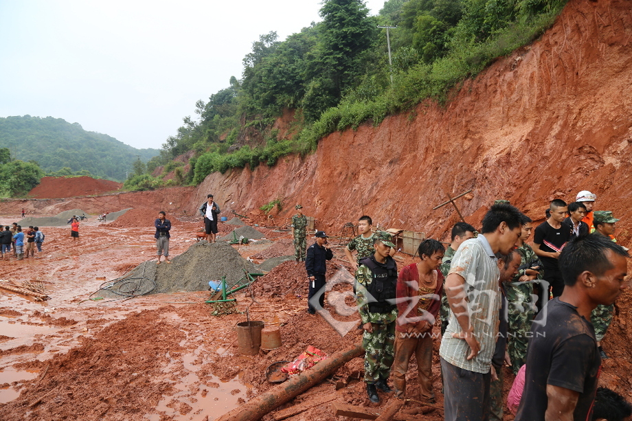 云南普洱发生山体滑坡致1人遇难2人受伤 武警官兵紧急救援