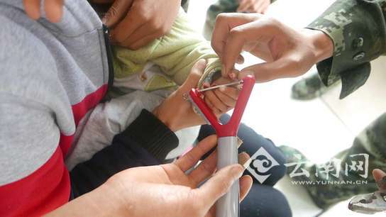  1岁男童玩削皮刀不慎手指被卡 砚山消防紧急施救