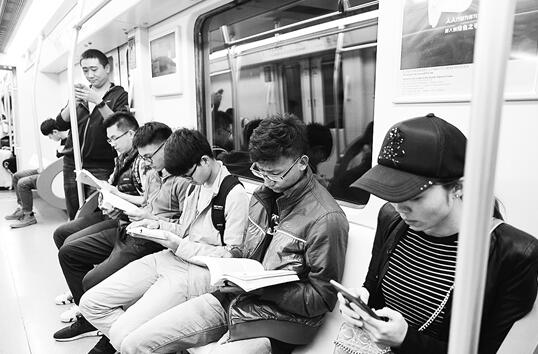 世界读书日昆明30名“书虫”志愿者 “攻陷”地铁