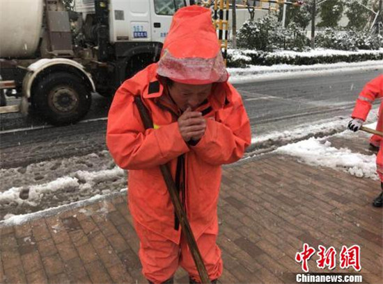 从凌晨4点就开始工作的环卫工人，几个小时下来手冻的通红。吕杨　摄