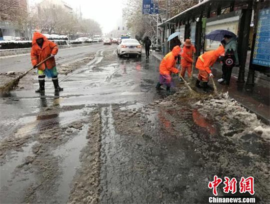 摄零下的室外，环卫工人连续数小时清除道路上的积雪和泥水。南京城管供图 摄