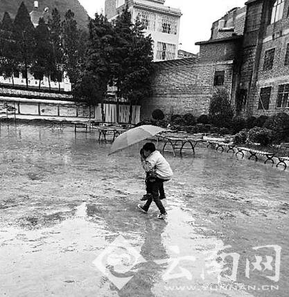 云南广南9岁女孩背哥上学 甘做哥哥的小拐棍