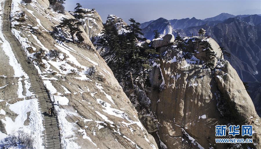 （社会）（1）华山天险扫雪人