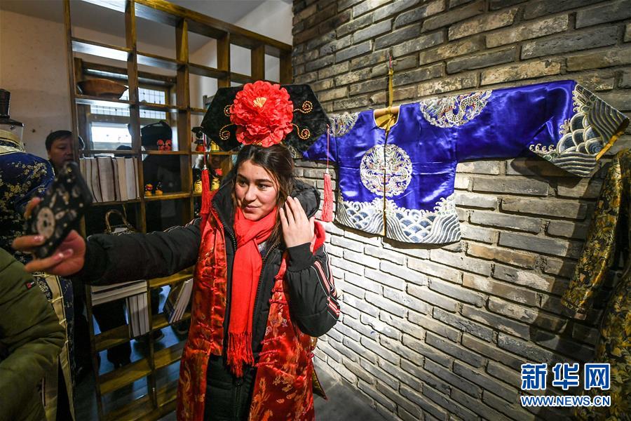 （社会）（2）留学生体验传统满族年俗 