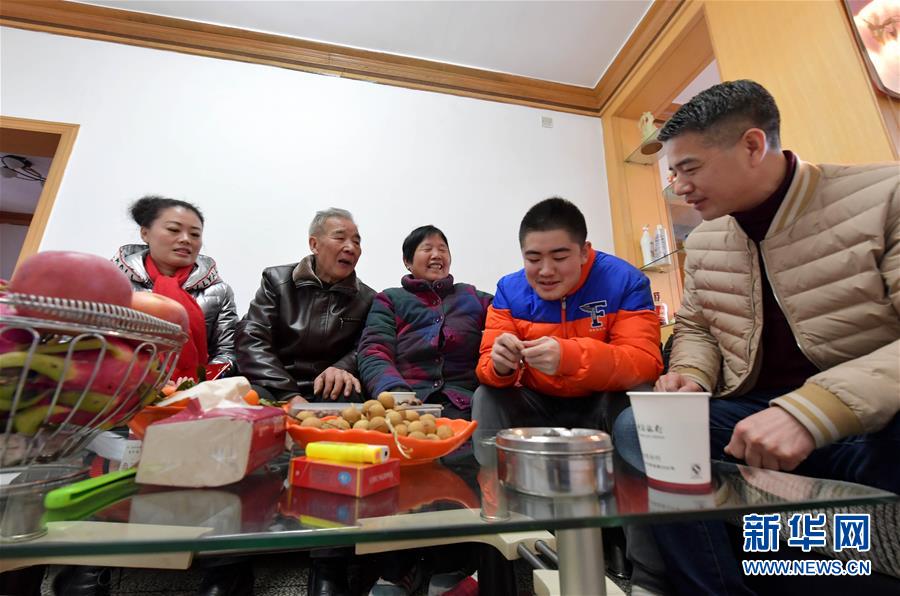 （新春走基层·图片故事）（14）小年到，带上年货去团圆！