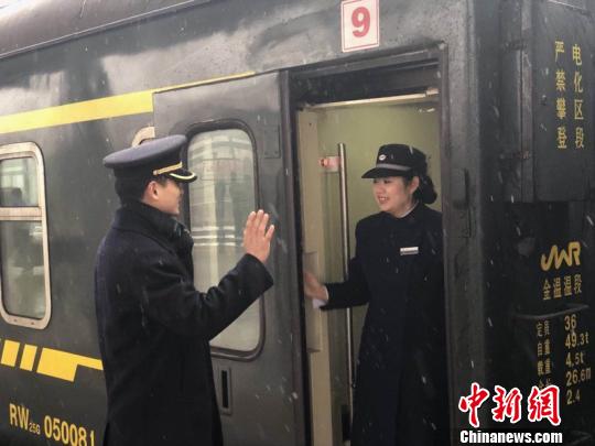 春运站台上的“逆行夫妻档”：我们离家别人才能回家