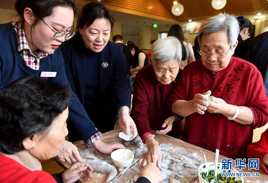（新春走基层·图文互动）52位空巢老人的特殊“春晚”——北京西城区金融街养老照料中心除夕见闻 