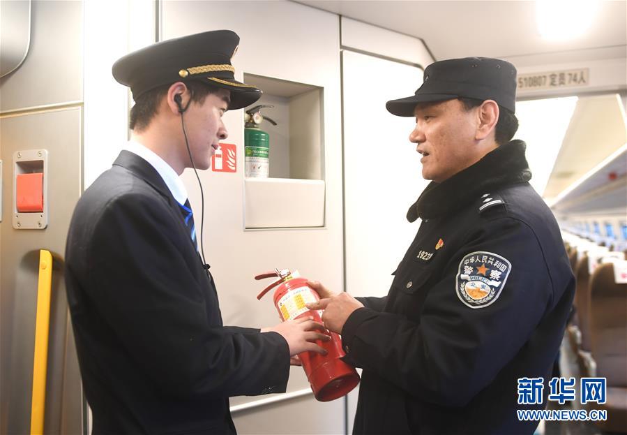 （关注春运）（5）三警之家：短聚又分别