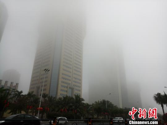 大雾笼罩海口：港口暂时停航过海车辆待渡（图）