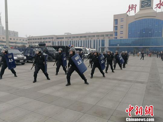 河北衡水展示应急拉动装备民众体验民警工作