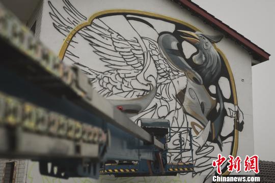 展翅的凤凰等待“色彩上身”腾飞天空 南县宣传部供图