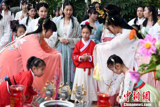 传统花朝节汉服少女百花中展现传统文化之美