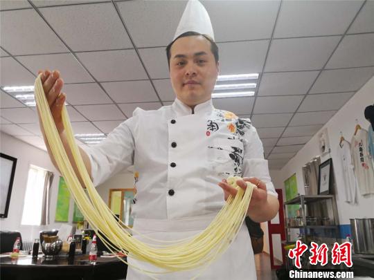 兰州牛肉面香飘海外洋弟子拜师学拉面“功夫”