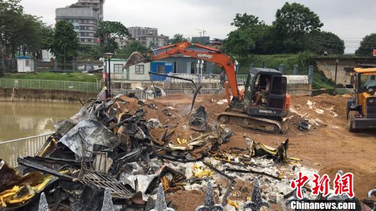 广西南宁逾3吨氯片泄露引发火灾附近2公里民众疏散