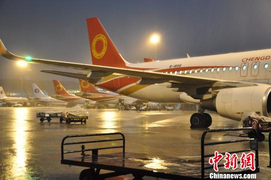 成都机场连遭三次极端天气袭击上万名旅客出行受阻