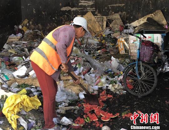 破损腐烂果蔬流入餐桌？北京突击检查批发市场水果销售