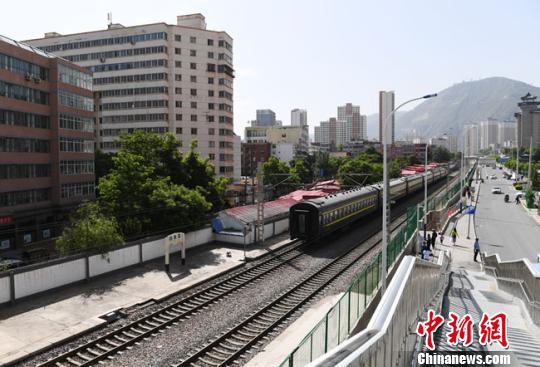 中铁兰州局“携手”甘肃多部门联合打造“美丽铁路风景线”